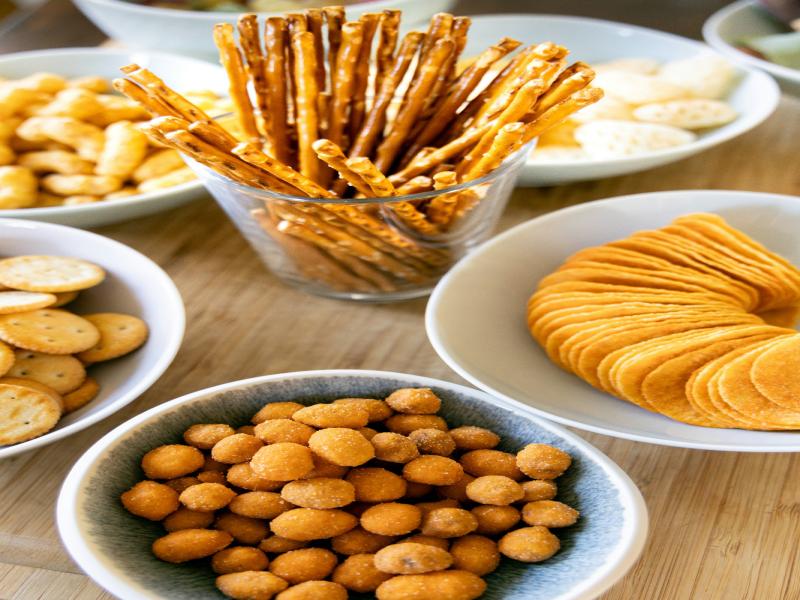 Cibi ultra-processati e apparato digerente: un consumo abituale aumenta il rischio tumori